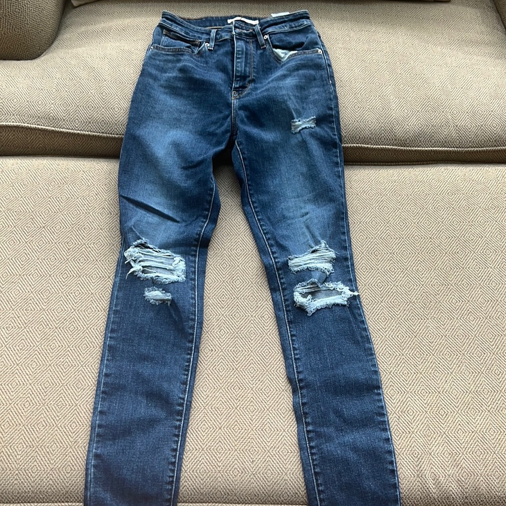Levi’s distressed blue jeans size 27